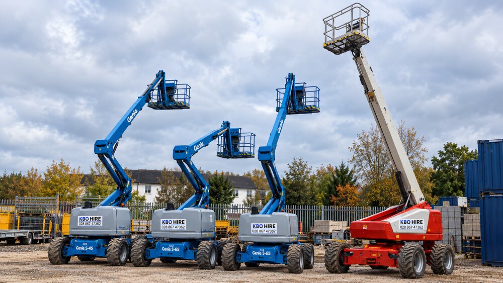 Boom Lifts 10–43 m: Booms in the yard